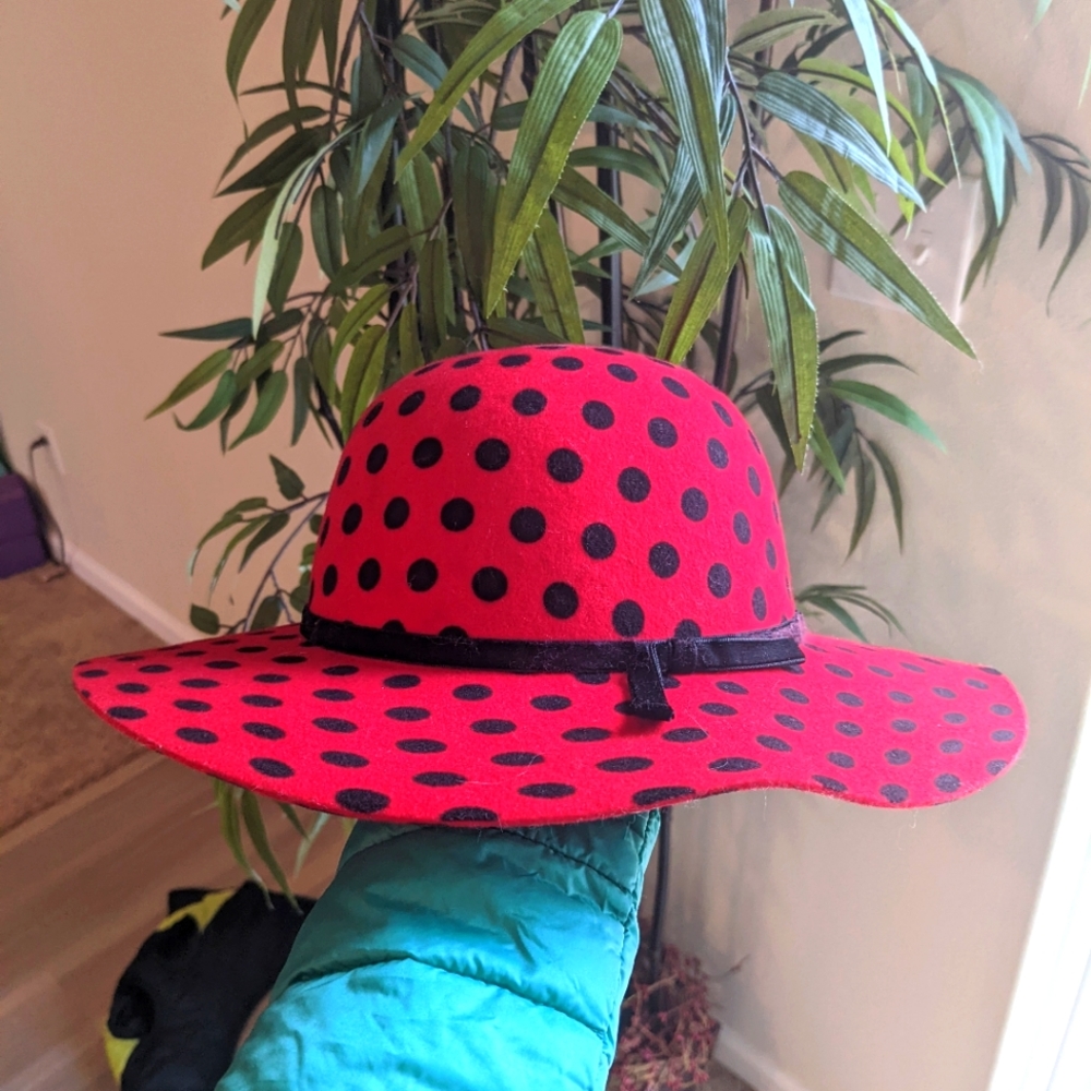 Wool polka dot hat. Size small-medium